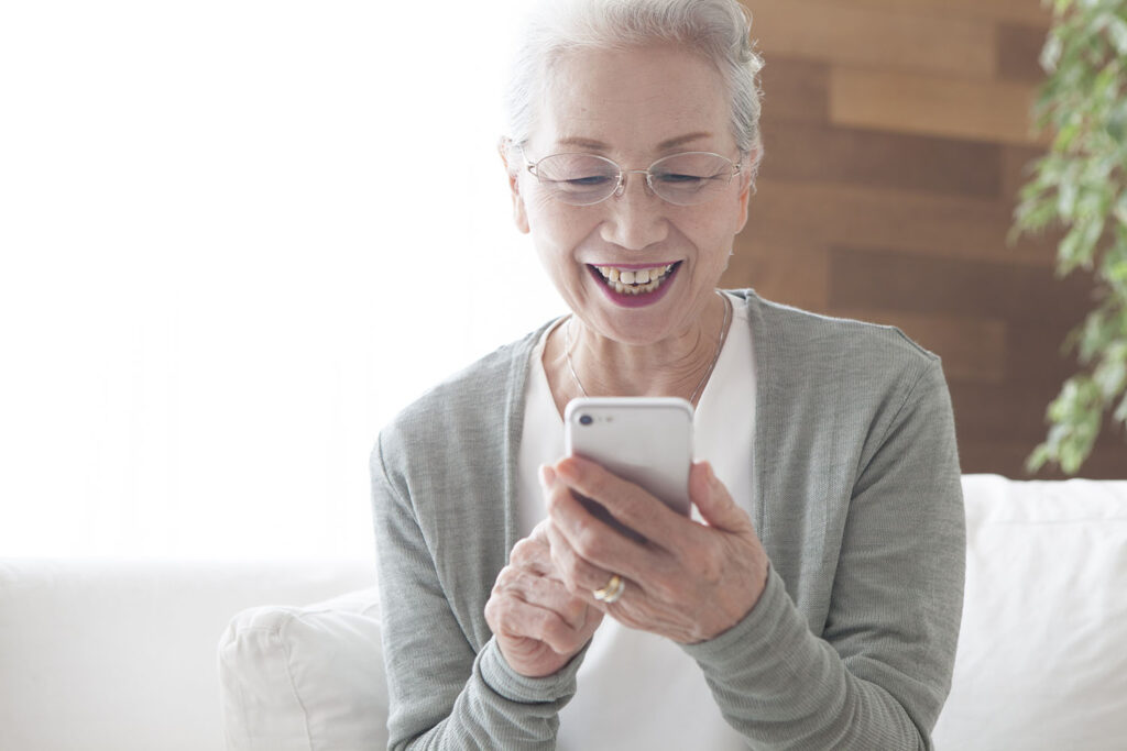 Senior som använder digitala samtals videosamtal