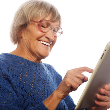 Senior som använder digitala samtal på iPad