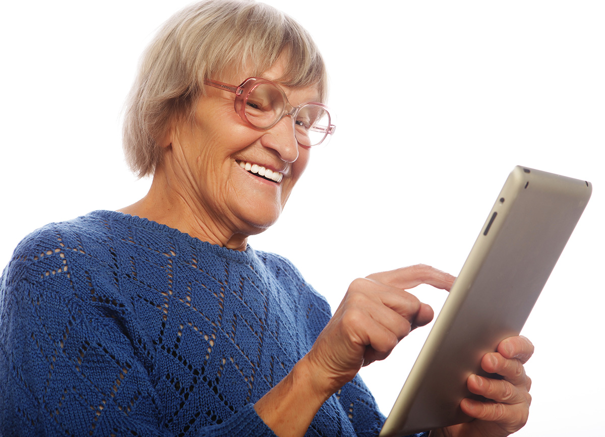 Senior som använder digitala samtal på iPad