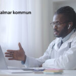 Sjuksköterska som använder Säkra Videosamtal när Karlskrona kommun väljer Säkra videosamtal