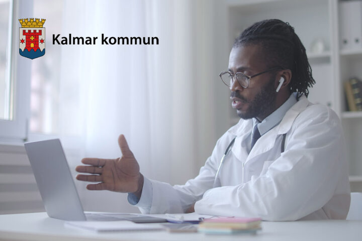 Sjuksköterska som använder Säkra Videosamtal när Karlskrona kommun väljer Säkra videosamtal