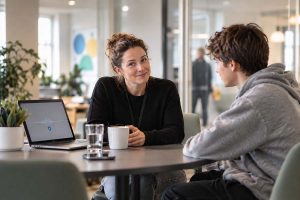 Idag lanserar vi AI-stödd transkribering och sammanfattning direkt i Digitala Samtal