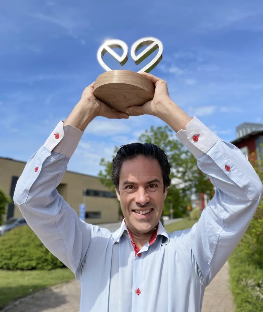 Medgrundaren Mattias Hallström lyfter BlueHealth Prize 2021 över huvudet