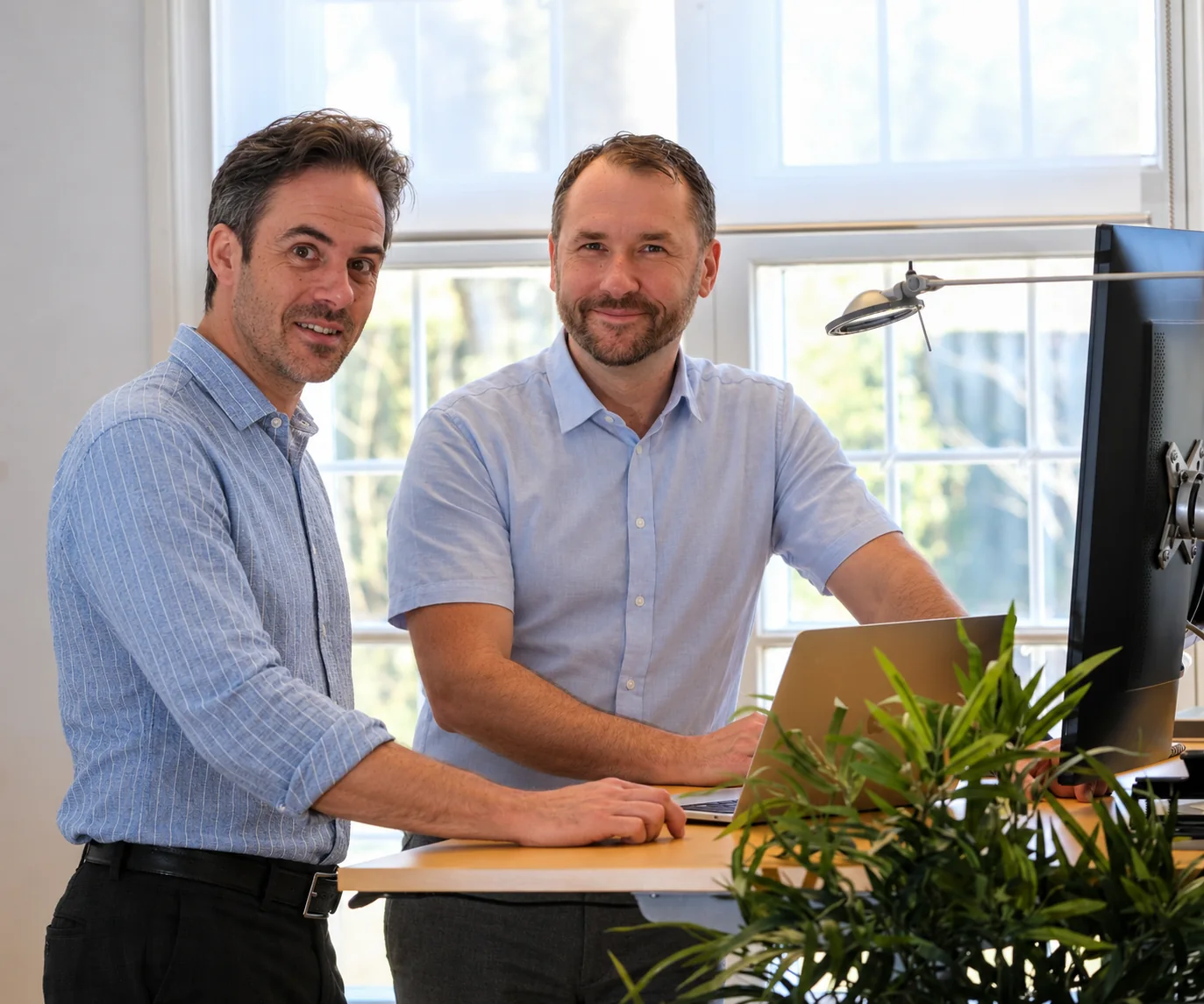 Grundarna Mattias Hallström och Peter Mattsson vid ett skrivbord