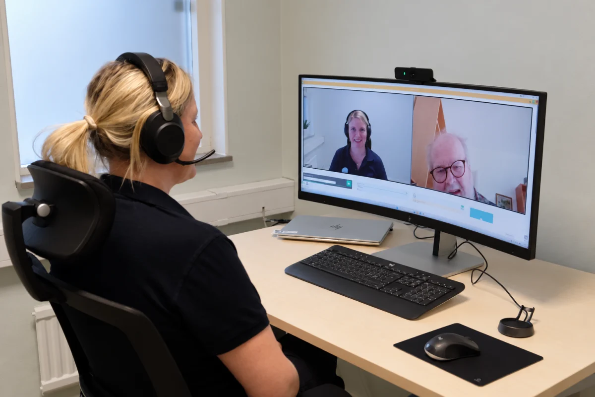 En medarbetare möter en äldre person i ett videosamtal med Digitala Samtal