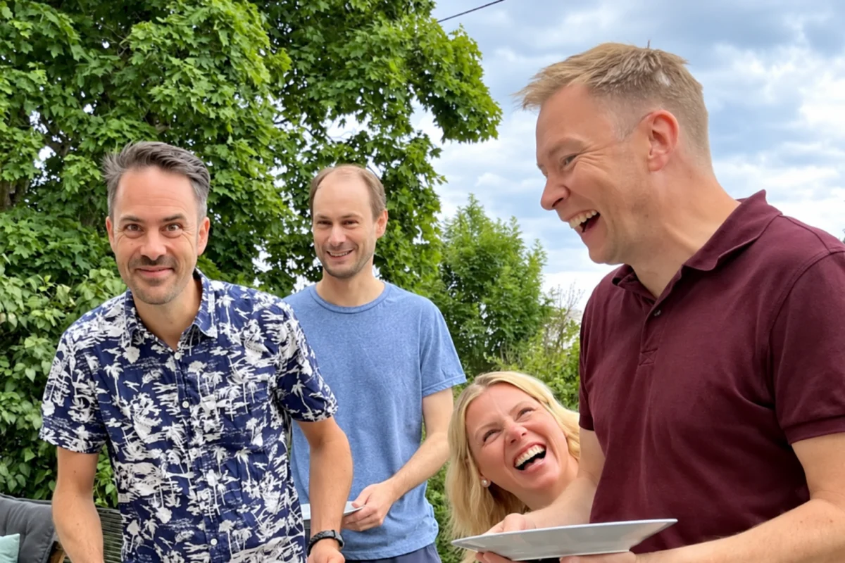 Kollegor på Digitala Samtal skrattar tillsammans på en sommarträff
