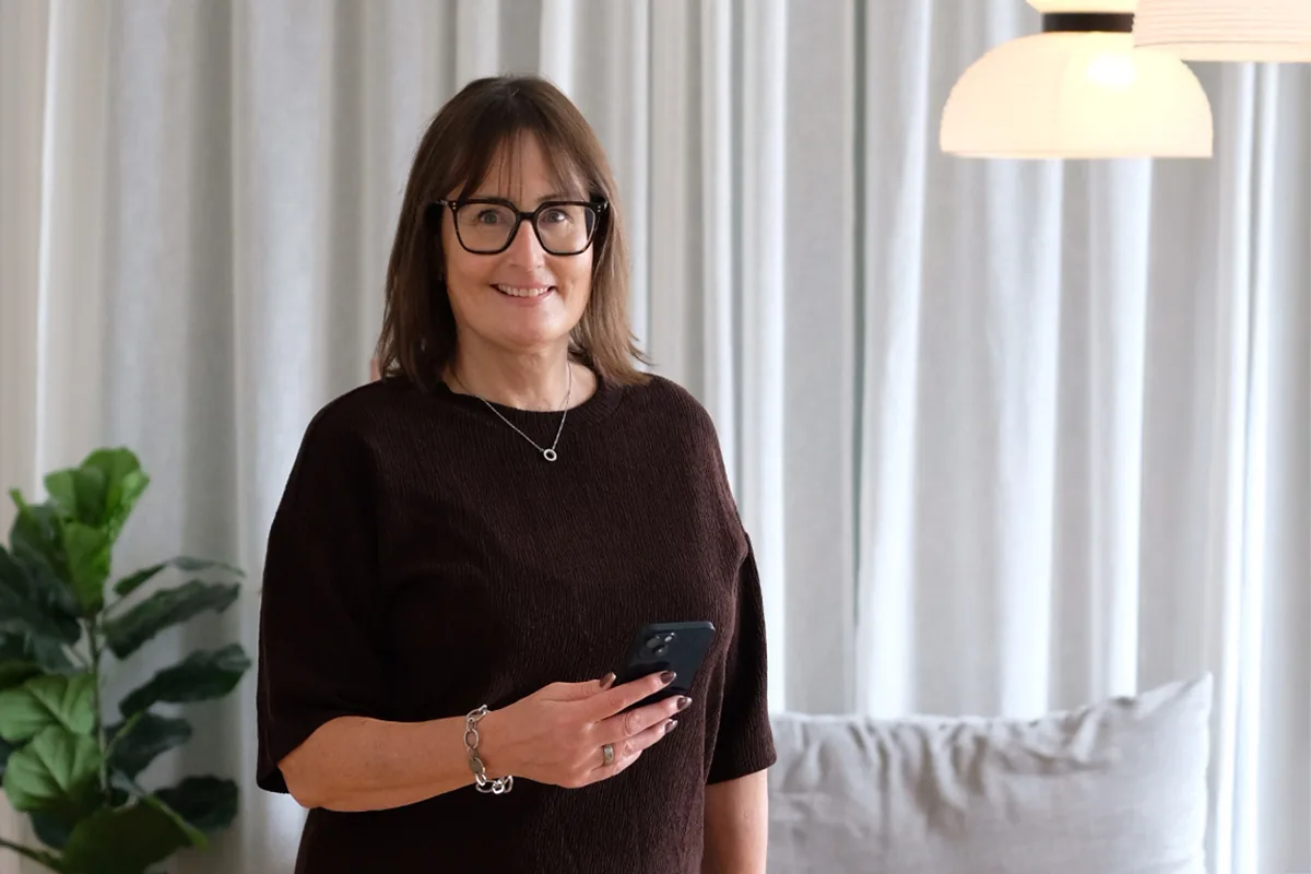 Ann-Christine Ceder på Digitala Samtal med en mobil i handen