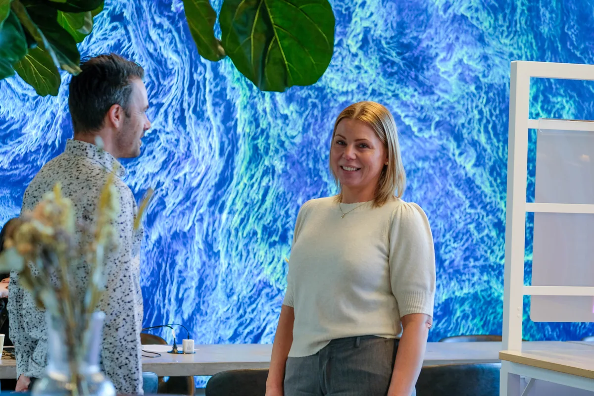 Medarbetare på Digitala Samtal i samtal på arbetsplatsen