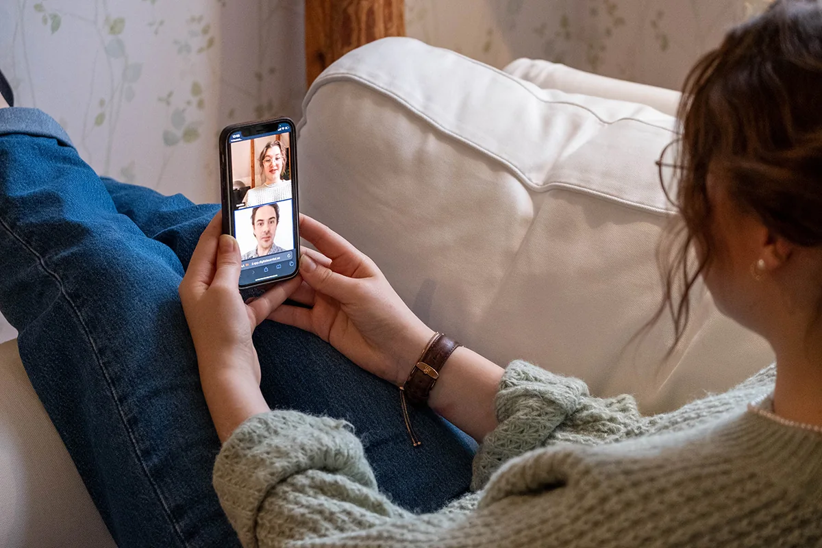 Säkra videosamtal i mobilen med två andra deltagare i Digitala Samtal