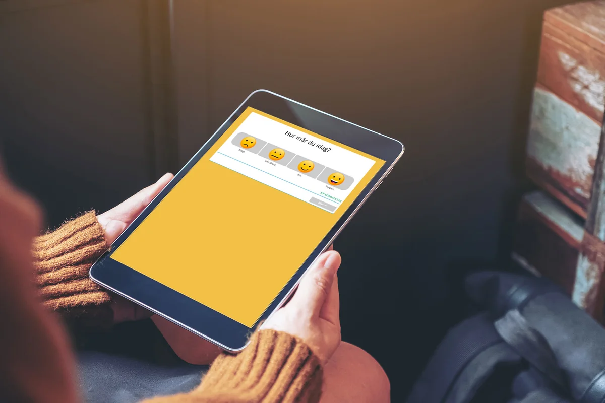 En person besvarar en fråga med bildstöd i Digitala Samtal på en surfplatta